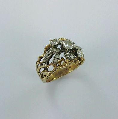 une image d'une bague en diamant sur une surface blanche