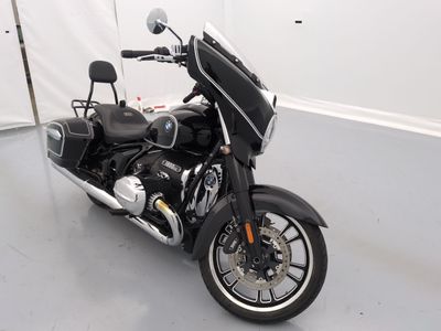 une moto noire garée dans une pièce aux murs blancs