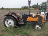 un tracteur qui est à l'arrêt dans l'herbe