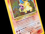 une carte Pokémon jaune sur laquelle figure l'image d'un personnage Pokémon