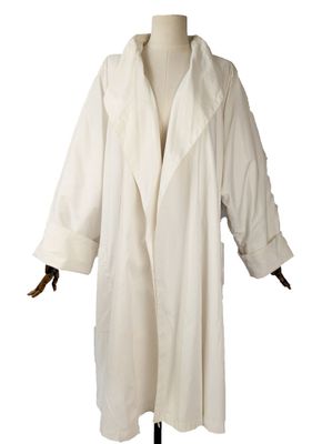 une photo d'une blouse blanche sur un mannequin