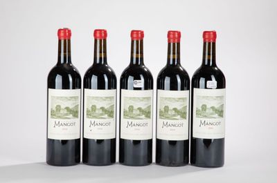 quatre bouteilles de vin rouge sont alignées