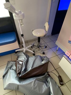 un sac posé par terre à côté d'une chaise