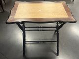 une petite table avec un plateau en bois au milieu d'une pièce