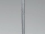 une lampe de table argentée posée sur un pied en métal