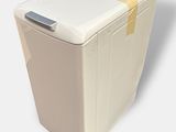 une machine à laver blanche ornée d'un ruban jaune