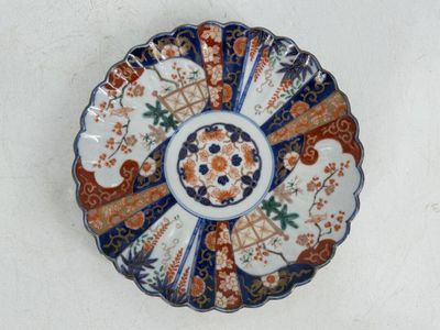 une assiette décorative ornée de fleurs sur un fond blanc