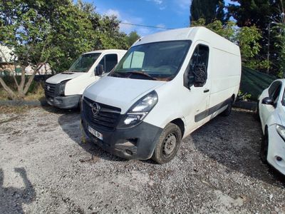 trois fourgonnettes blanches garées les unes à côté des autres sur un parking