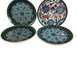 un lot de trois assiettes colorées ornées de motifs floraux