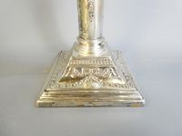 Pied de lampe en métal argenté, figurant une colonne à décor… (photo 2)