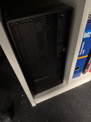 une tour d'ordinateur sur laquelle sont posés un clavier et une souris