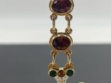 un gros plan sur une paire de boucles d'oreilles suspendues à un crochet