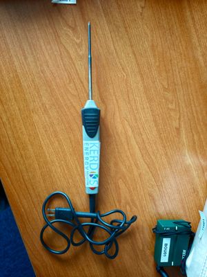 une télécommande et une radio posées sur une table