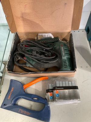 une boîte d'outils posée sur une table