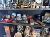 de nombreux vases et autres objets sur une étagère