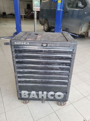 une boîte à outils qui se trouve dans le garage