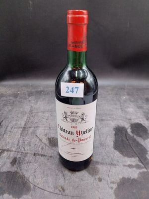 une bouteille de vin posée sur une table