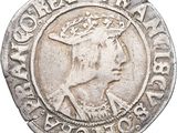 Gros plan sur une pièce d'argent ornée d'une couronne