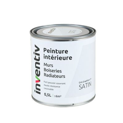 gros plan d'un pot de peinture sur fond blanc