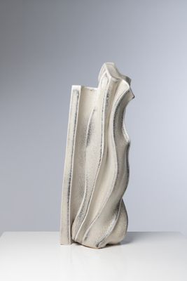 un vase blanc posé sur une table blanche