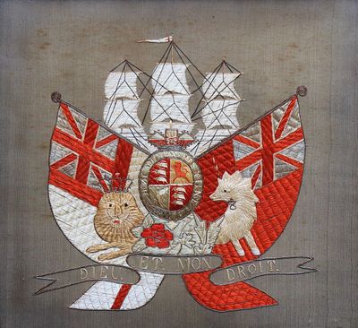 une image représentant un blason, un drapeau et un chat