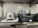 un grille-pain argenté posé sur le plan de travail d'une cuisine
