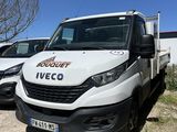 une camionnette blanche garée à côté d'autres voitures
