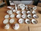 une table sur laquelle sont disposés de nombreux assiettes et bols différents