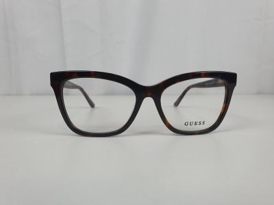 gros plan d'une paire de lunettes sur une surface blanche