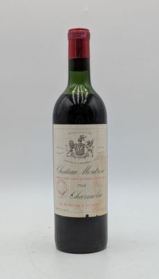 une vieille bouteille de vin posée sur une table blanche