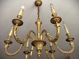 un lustre en or suspendu au plafond d'une pièce