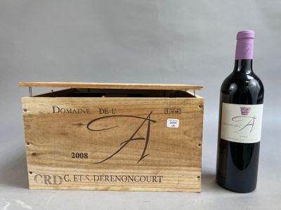 caisse à vin en bois avec une bouteille de vin rouge posée devant