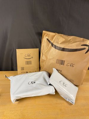deux sacs de café sont posés sur une table en bois à côté d'un sac de café