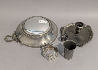 une assiette en argent avec une tasse en argent, une assiette en argent avec une tasse en argent, une assiette en argent avec une tasse en argent, une assiette en argent avec une tasse en argent