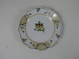 une assiette avec un motif floral sur une table