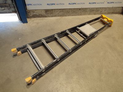 un gros plan d'une échelle posée au sol dans un immeuble