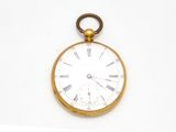une montre de poche en or avec des chiffres romains sur le cadran