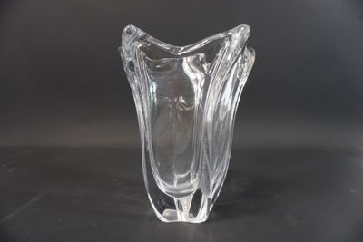 un vase en verre posé sur une table