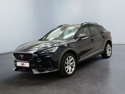 une voiture noire garée dans une pièce au sol noir