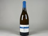 la bouteille de vin blanc est posée sur la table