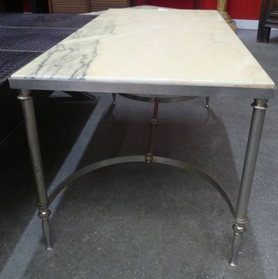 une table en marbre avec des pieds en métal et un plateau en marbre