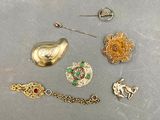 les nombreux types de bijoux qui se trouvent sur la table