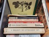 un grand nombre de livres qui se trouvent dans une boîte