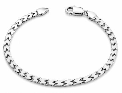 un bracelet en argent orné d'un motif tressé sur fond blanc