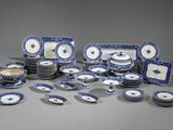 plusieurs assiettes et bols posés sur une table