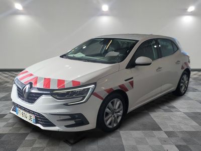 la voiture blanche est garée sur un sol en damier dans le garage