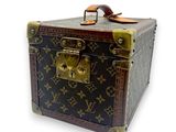 une vieille valise munie d'une poignée