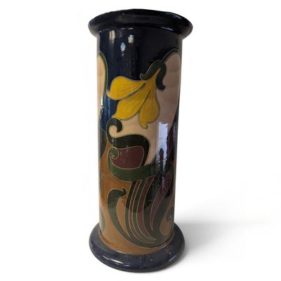 un vase avec un motif sur fond blanc