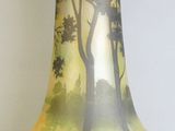 un vase avec un tableau posé sur une table