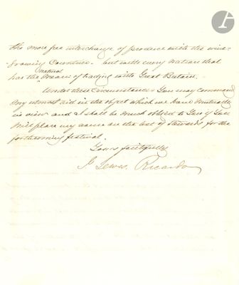 une vieille lettre écrite à l'encre noire sur du papier blanc